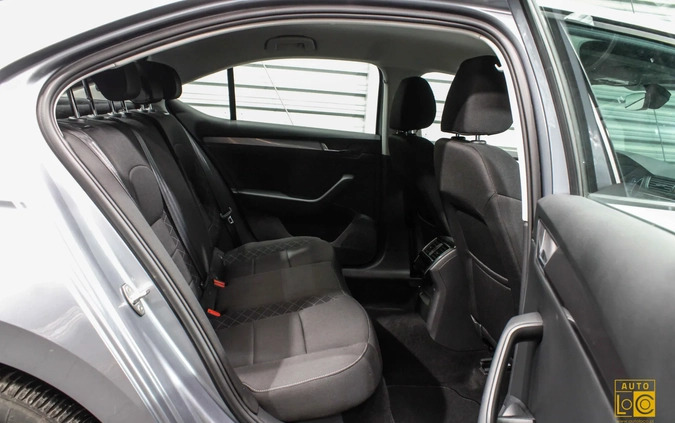 Skoda Superb cena 48888 przebieg: 293000, rok produkcji 2018 z Prochowice małe 379